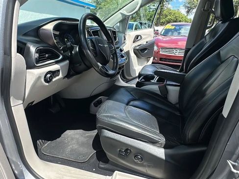 Used 2019 Chrysler Pacifica Touring-L FWD image 28