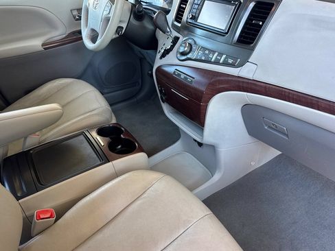 Used 2012 Toyota Sienna XLE FWD image 16