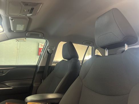 Used 2021 Toyota RAV4 LE AWD/4WD image 12