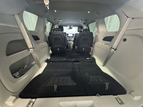 Used 2024 Chrysler Pacifica Touring-L image 14