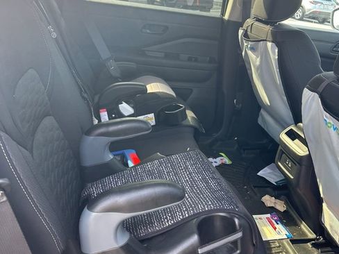 Used 2023 Nissan Pathfinder S image 16