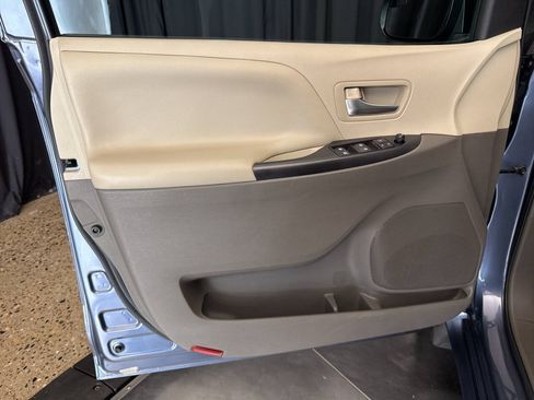 Used 2016 Toyota Sienna LE FWD image 10