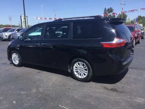 Used 2017 Toyota Sienna XLE w/ XLE Navigation Package FWD image 3