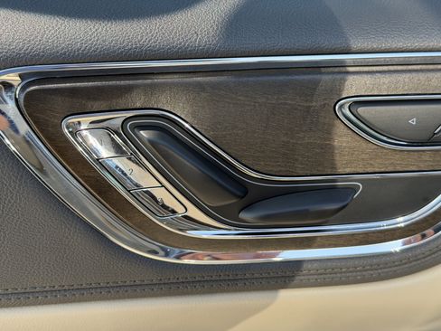 Used 2020 Lincoln Continental w/ Premium Package image 18