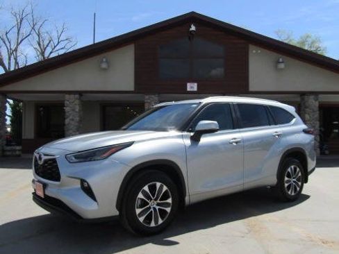 Used 2025 Toyota Highlander XLE AWD/4WD image 2