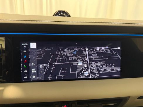 Certified 2025 Porsche Macan Turbo Electric AWD/4WD image 18