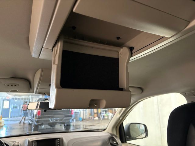 Used 2011 Dodge Grand Caravan Crew FWD image 29