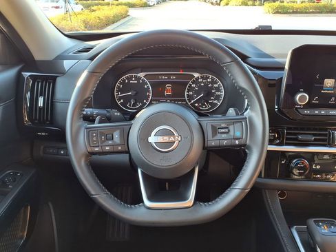 Used 2025 Nissan Pathfinder SV FWD image 21