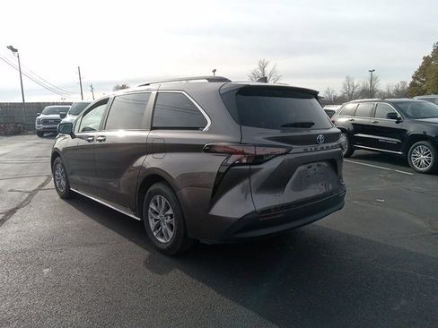Used 2024 Toyota Sienna XLE image 5