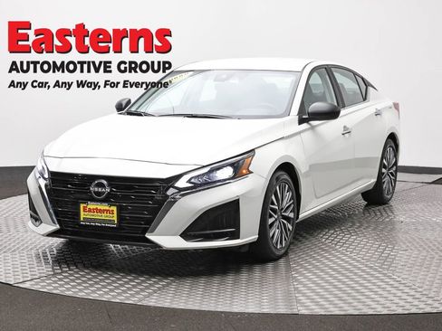 Used 2025 Nissan Altima 2.5 SV FWD image 1