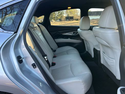 Used 2016 INFINITI Q70 3.7 w/ Sport Package image 16