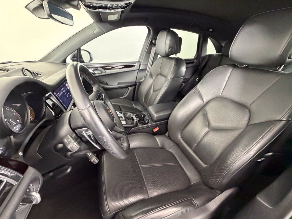 Certified 2023 Porsche Macan AWD/4WD image 5