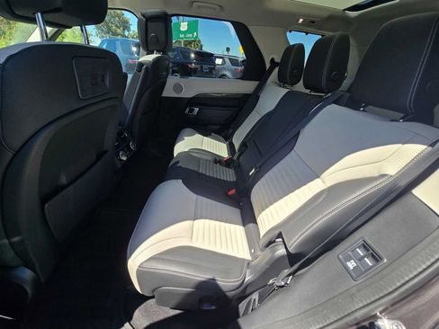 Used 2025 Land Rover Discovery Metropolitan Edition AWD/4WD image 18