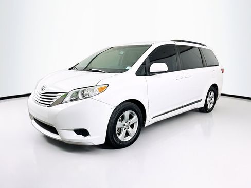 Used 2017 Toyota Sienna LE image 3