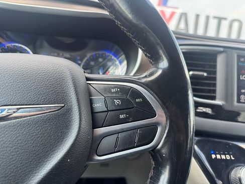 Used 2019 Chrysler Pacifica Touring-L FWD image 40