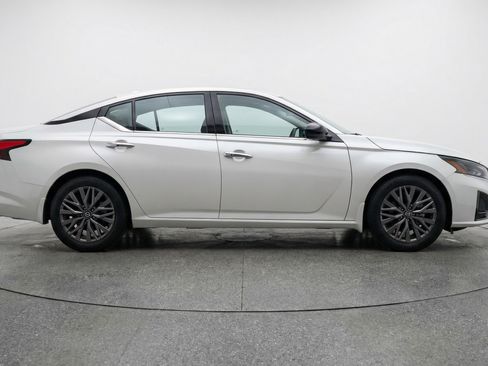 Used 2025 Nissan Altima 2.5 SV FWD image 11