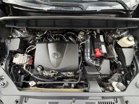 Used 2021 Toyota Highlander XLE AWD/4WD image 9