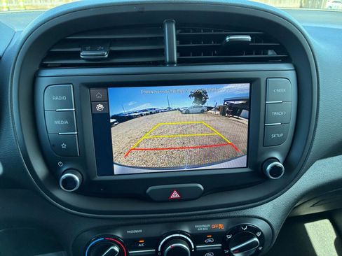 Used 2025 Kia Soul LX w/ LX Technology Package FWD image 18