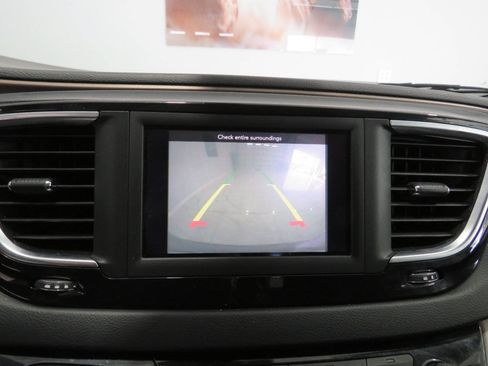 Used 2019 Chrysler Pacifica Touring-L FWD image 20