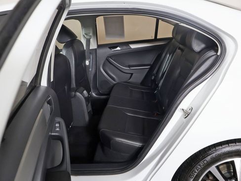 Used 2017 Volkswagen Jetta SE image 32