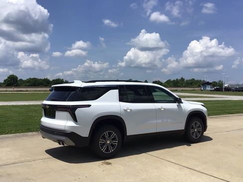 New 2025 Chevrolet Traverse LT w/ Enhanced Driving Package image 6