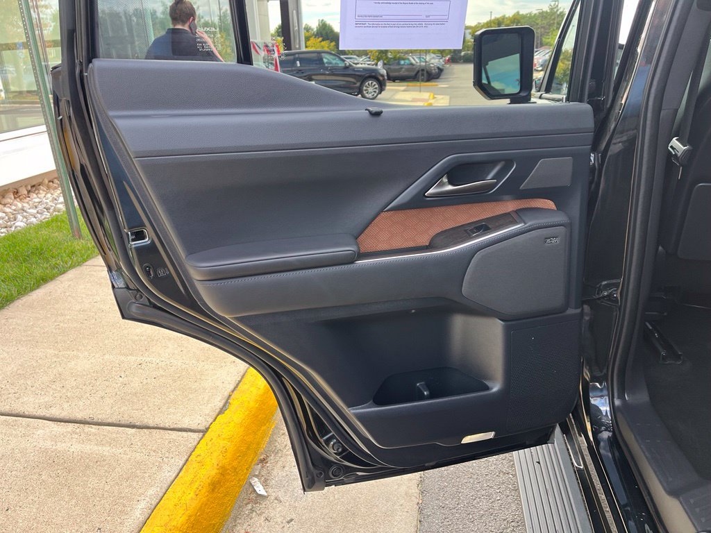 Used 2024 Lexus GX 550 w/ Accessory Package (Z1) AWD/4WD image 17