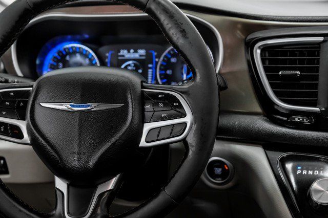 Used 2019 Chrysler Pacifica Touring-L FWD image 16