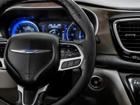 Used 2019 Chrysler Pacifica Touring-L FWD image 16