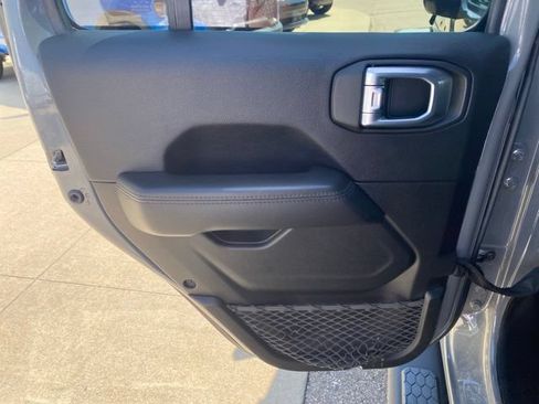 Used 2022 Jeep Wrangler Unlimited Sahara AWD/4WD image 21