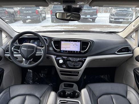 Certified 2024 Chrysler Pacifica Limited FWD image 19