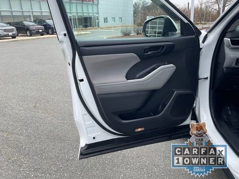 Used 2022 Toyota Highlander LE image 11