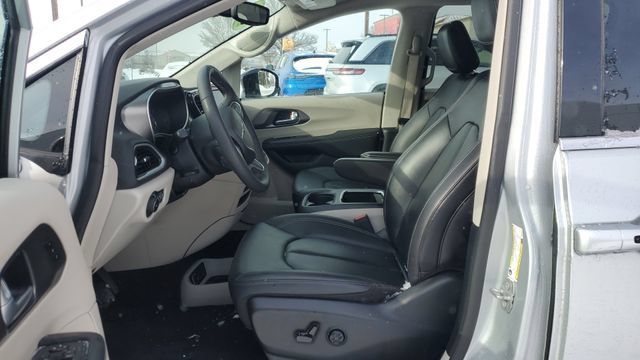 Used 2024 Chrysler Pacifica Touring-L FWD image 5