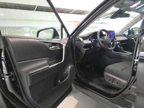 Used 2025 Toyota RAV4 XLE AWD/4WD image 19