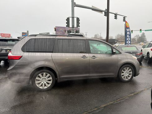 Used 2016 Toyota Sienna Limited image 7