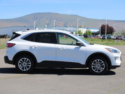Used 2022 Ford Escape SE w/ Cold Weather Package AWD/4WD image 7