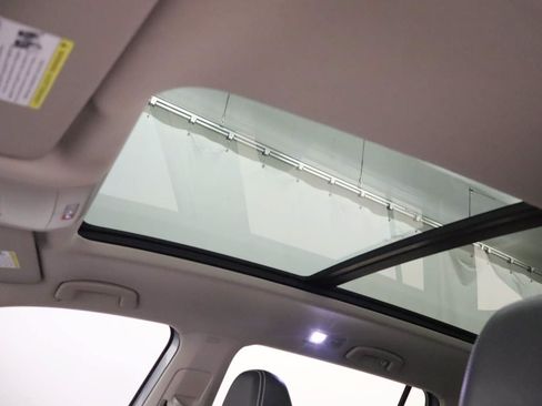 Used 2023 Volkswagen Atlas SE w/ Panoramic Sunroof Package FWD image 17
