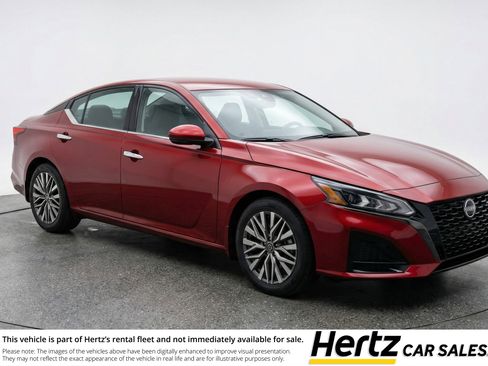 Used 2025 Nissan Altima 2.5 SV image 1