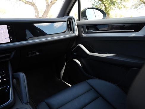 Used 2025 Porsche Cayenne AWD/4WD image 8