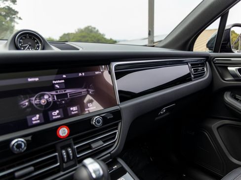 Certified 2025 Porsche Macan image 33
