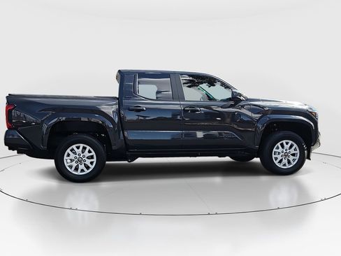 Certified 2025 Toyota Tacoma SR5 AWD/4WD image 4