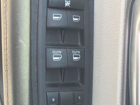 Used 2023 Chrysler Pacifica Touring-L FWD image 26