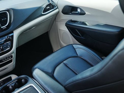 Used 2023 Chrysler Pacifica Touring-L FWD image 24
