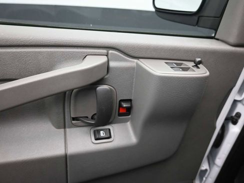 Used 2018 Volvo XC90 T6 Momentum w/ Convenience Package image 16