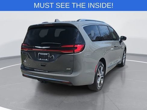 Used 2022 Chrysler Pacifica Pinnacle image 3