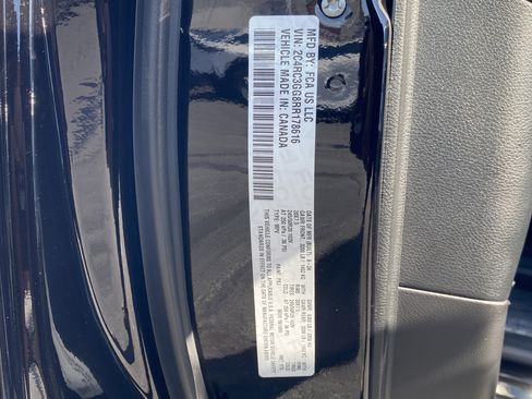 Used 2024 Chrysler Pacifica Limited w/ Uconnect Theater Family Group image 32