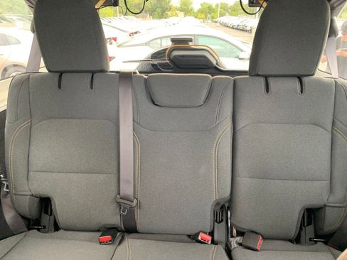 Used 2025 Jeep Wrangler Sahara image 37