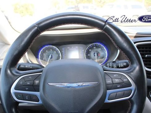 Used 2017 Chrysler Pacifica Touring-L w/ Tire & Wheel Group FWD image 10