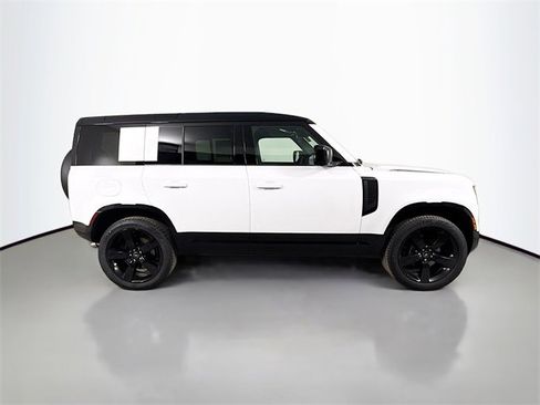 Used 2025 Land Rover Defender 110 V8 image 4