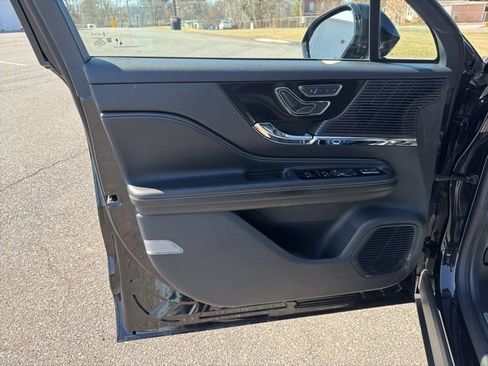 Used 2022 Lincoln Corsair AWD w/ Premium Package image 11