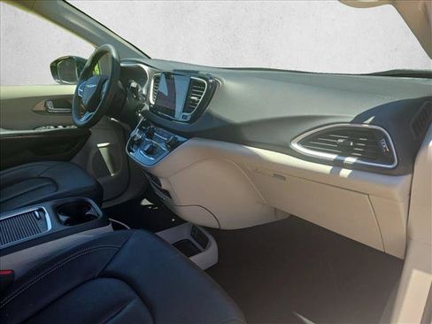 Used 2024 Chrysler Pacifica Touring-L FWD image 23